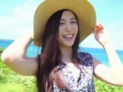 اليابان فتاة جميلة الشمس وقبعة القش