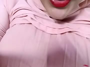 عاهرة عربية تهز ثديها الكبير والاستمناء في كاميرا الويب