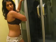 Armenian بنت In The Bathroom Strippers