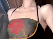 فتاة ذات صدر مثالي