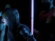 جميلة آسيوية ورجال سود يرقصون