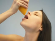 عارية في سن المراهقة شرب عصير البرتقال